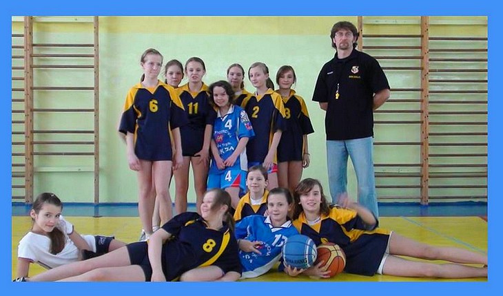 Rok szkolny 2008/ 2009 KOSZYKÓWKA 17 maja 2009 roku zespół naszych koszykarzy młodszego rocznika zdobył II miejsce w IV Turnieju Koszykówki Żaków o Puchar Mak - Dystrybucja.