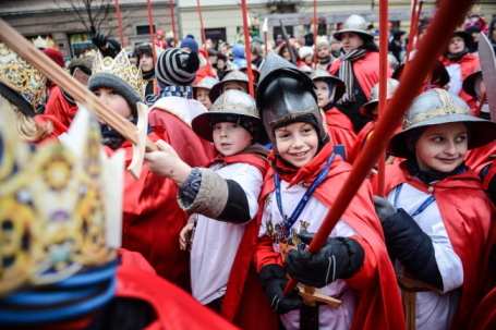 Baltazar - pojawiły się po raz pierwszy ok. roku 520 na mozaice w kościele San Apollinare Nuovo w Rawennie. Trzej Królowie czczeni są jako patroni podróŝnych, pielgrzymów i właścicieli gospód.