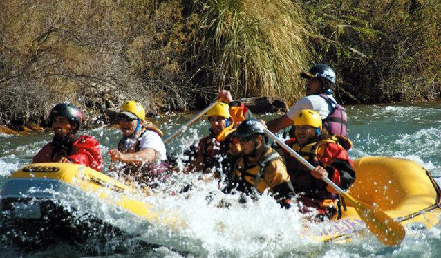 Dzień 7 - Rafting Dzisiaj czeka na Was dużo emocji. Przygotujcie się na wielką przygodę - spływ górską rzeką! Po śniadaniu (ok. 9:00) transfer do miejscowości Blanco Encalada.