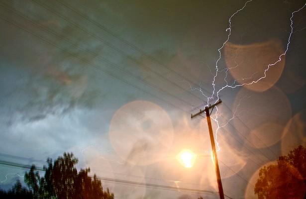 OGNIE ŚW. ELMAmałe, ciche, ciągłe wyładowania elektryczne na różnych powierzchniach, a szczególnie krawędziach przedmiotów, mające miejsce w czasie pogody zapowiadającej burzę.