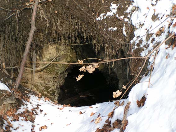 282 Maciej MADZIARZ Rys. 20. Wlot sztolni Gesellen Glück nad Bobrem Fig. 20. Gesellen Glück adit entry on Bóbr river Rys. 21.