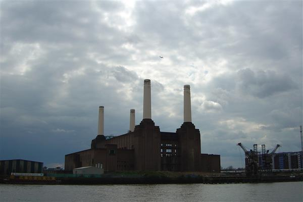 Elektrownia Battersea to pierwsza tego typu elektrownia opalana węglem, znajdująca się na południowym brzegu Tamizy w Londynie. Jest największą budowlą z cegły w Europie.