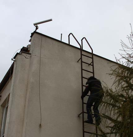 Rozkład przeszkód terenowych pokazuje zamieszczony poniżej przekrój trasowy. Przekrój Wieża Wodna Terminal 15 Antena wraz z urządzeniem nadawczo-odbiorczym w.cz. terminala 15 zainstalowana zostanie na nowym maszcie w narożniku dachu budynku w miejscu gdzie obecnie zamontowane są istniejące urządzenia radiowe.