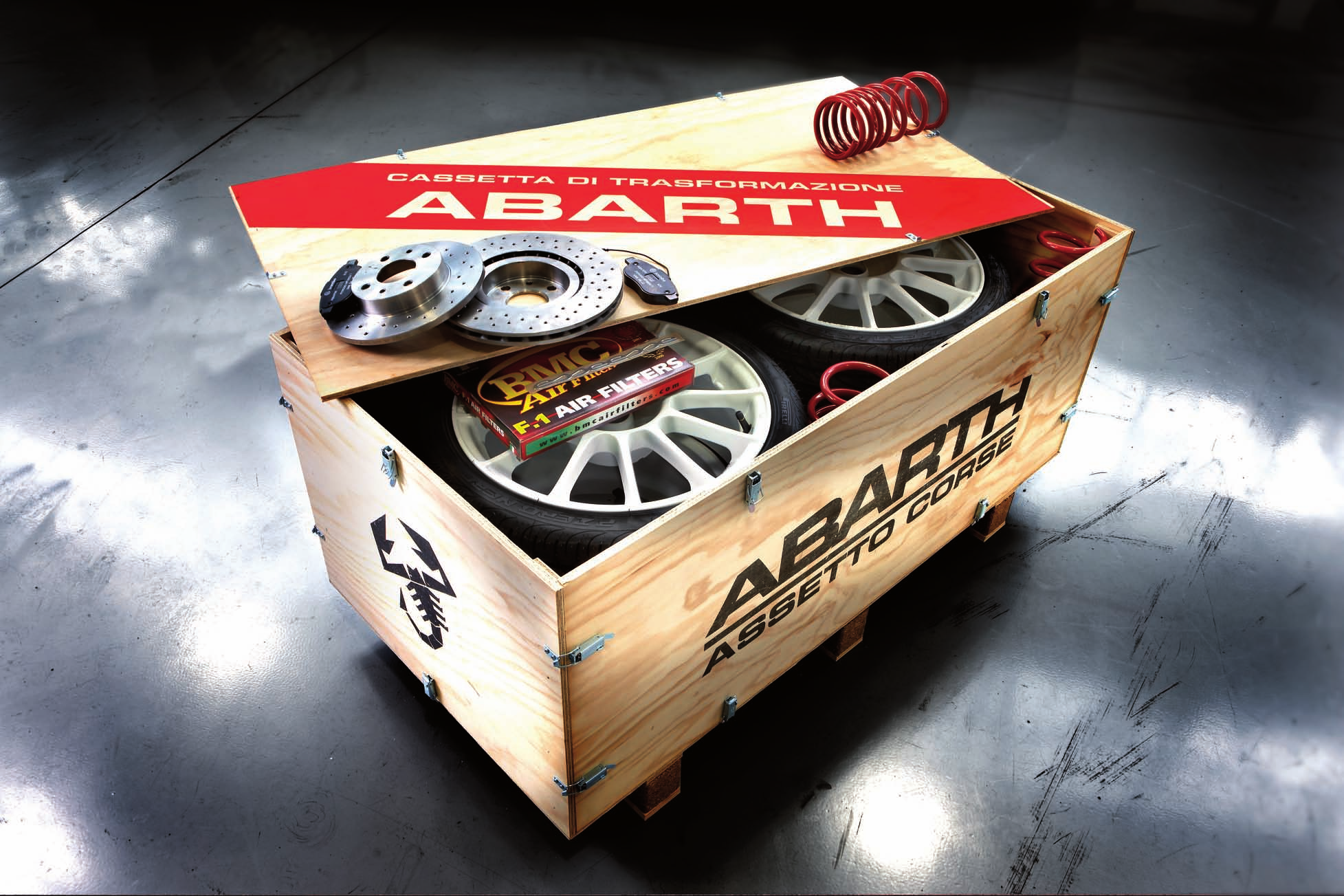 PAKIET ELEMENTY pakietu 4 OBRĘCZE ZE STOPÓW LEKKICH ABARTH DESIGN 7 X 17 ET35 Z OPONAMI 205/40 R17 Wysokowydajnościowe, nawiercane, wentylowane przednie tarcze hamulcowe o wymiarach ø 284 mm x 22 mm