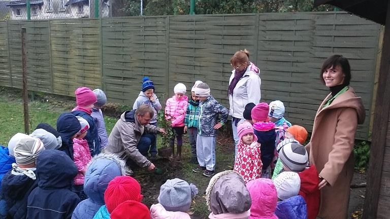 Wieści z Przedszkola w Mrowinie 10 października - Światowy Dzień Drzewa. W naszym przedszkolu również postanowiliśmy obchodzić ten szczególny dzień. Zaprosiliśmy do nas Pana dr inż.