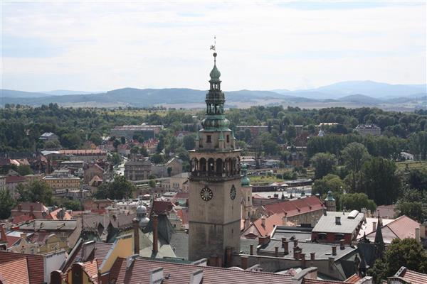 Widok w kierunku centrum ze stacji Kłodzko Miasto Widok w kierunku centrum ze stacji Kłodzko Miasto Stacja Kłodzko Miasto Zanim w Wałbrzycha, Twierdzy zostanie pożegnamy przez Kłodzkiej.