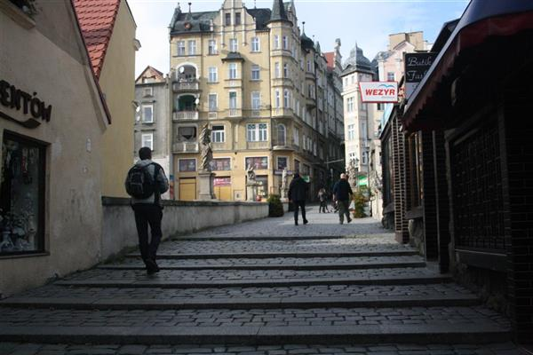 Kościół Matki Bożej Różańcowej - wnętrza Ulica Stwosza prowadząca do zabytkowego, gotyckiego