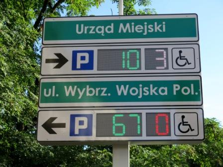 postojowych zamontowano czujnik magnetyczny, który 30 sekund po opuszczeniu przez pojazd miejsca postoju, wysyła sygnał do urządzenia transmisji danych, a ten z kolei przekazuje go do wyświetlacza na