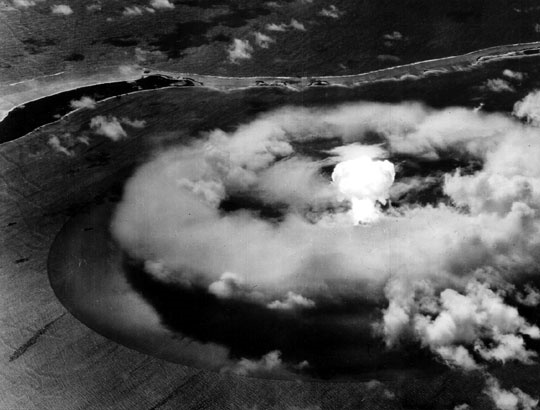 13 Próba bomby atomowej w atolu