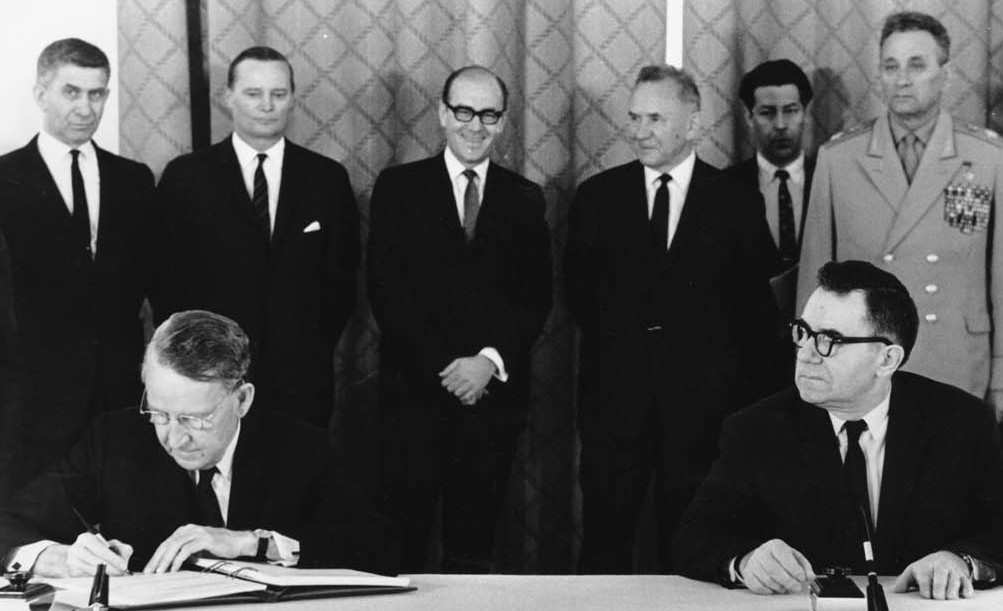 Moskwa, 1 lipca 1968: podpisywanie Układu NPT przez ambasadora USA Llewellyna E.