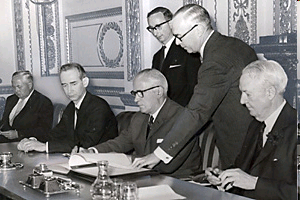 1 lipca 1968, Londyn: podpisywanie układu NPT przez Ministra Spraw Zagranicznych Wielkiej Brytanii Michaela Stewarta w