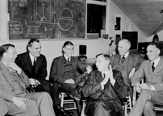 Spotkanie naukowców w Berkeley (od lewej): Ernest O. Lawrence, Arthur H. Compton, Vannevar Bush, James B. Conant, Karl T.