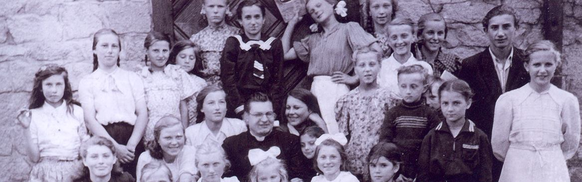 15 marca 1946r. Stanisław Nowak, otrzymał nominację na kierownika szkoły w Marcinkowicach. Przybył on z centralnej Polski.