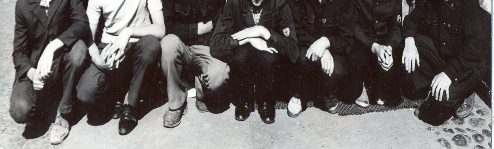 Ksiądz Jan Marciniak z młodzieżą szkolną. (czerwiec 1950r.) Uczniowie kl. VII z nauczycielami - Z. Rozińska, J. Lignarska, B. Lignarski, K. Nowak, K. Patte. (1962 r.) Kl. VI z nauczycielkami M.