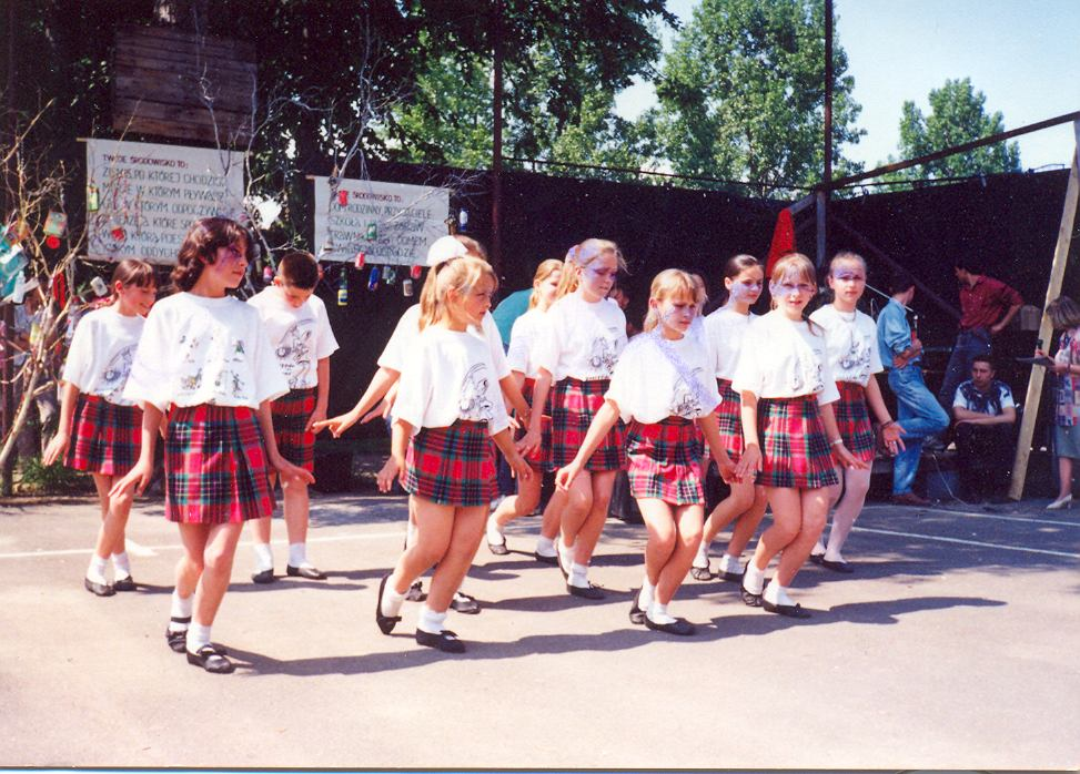najbliższym czasie powstanie centrum multimedialne. Jedynym mankamentem był brak sali gimnastycznej oraz boiska sportowego. Wiosną 1998r.