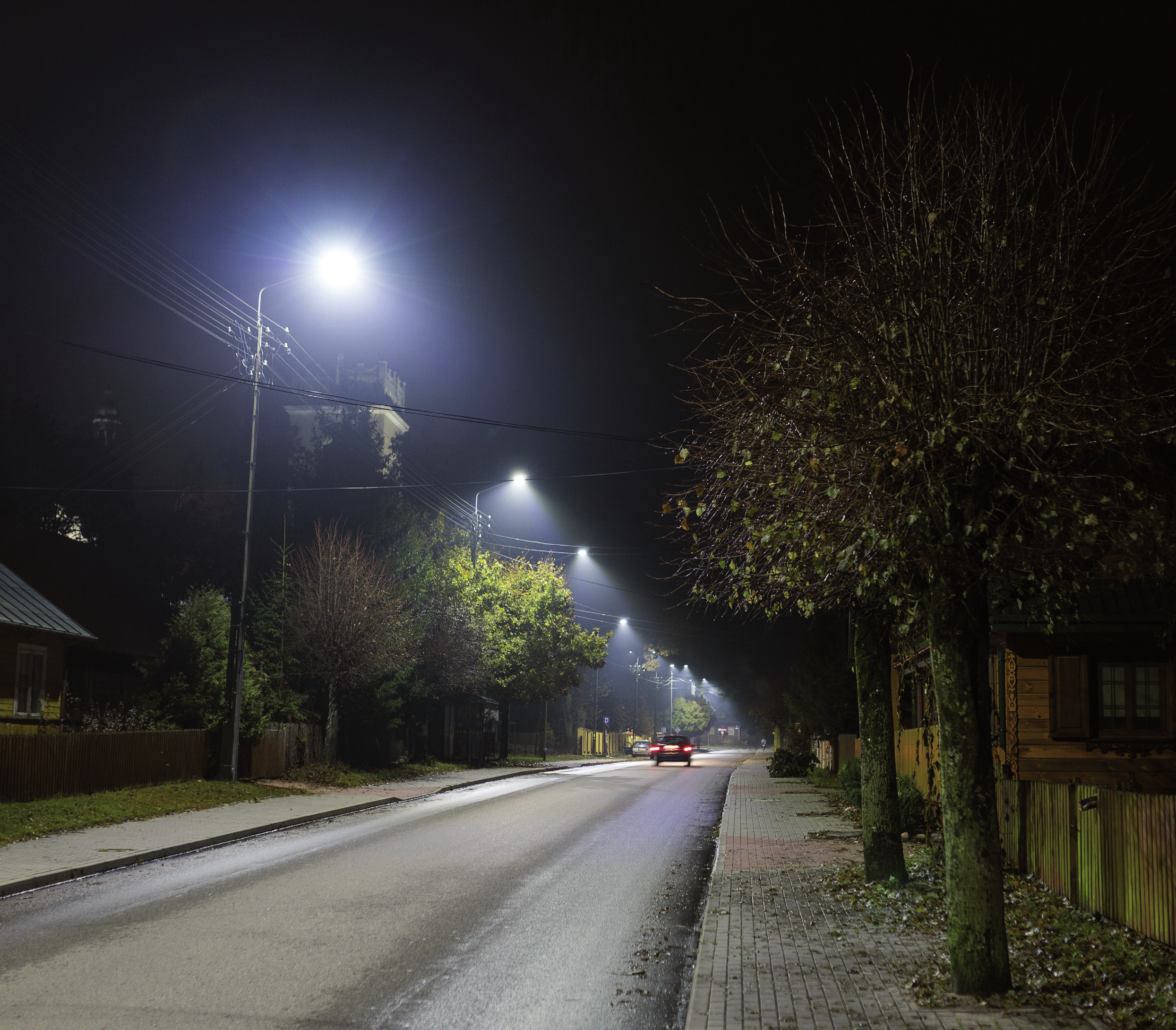 I wszystko jasne Bezpieczne i jasne drogi to właściwie konieczność w miejscach, gdzie przez cały rok poruszają się zarówno mieszkańcy, jak i turyści.