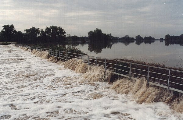 Hydrogramy fali powodziowej Rysunek 3. Hydrogram przepływów jazu wlotowego do kanału Odra-Widawa podczas powodzi w 1997 r Figure 3.