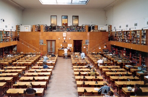 Czytelnia Główna Biblioteki Jagiellońskiej Fot. MS Źródło: strona internetowa BJ http://www.bj.uj.edu.pl/o_bib/gm_cz_lect.htm Warto przypomnieć, że od 1947 r.