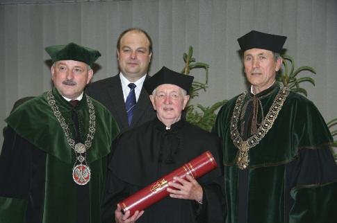 Doktor honoris causa w towarzystwie dziekanów wydziałów leśnych (od lewej) z Poznania, Warszawy i Krakowa Uro czy stość nada nia ty tu łu dok to ra honoriscausa pro fe so ro wi kon ra do wi Ma gnu