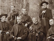 Ojciec Józef Andrasz SJ urodził się 16.X.1891 roku w Wielopolu koło Nowego Sącza. Chrzest św. w Parafii Wielogłowy. Miał 6 braci i 3 siostry. Rodzina religijna i patriotyczna, dbająca o edukację.