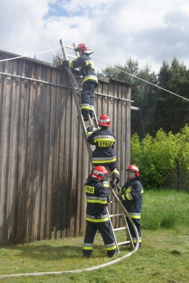 Fot. 32 Asekuracja ratowników z zastosowaniem linek strażackich WNIOSKI W celu zapewnienia bezpiecznej pracy z zastosowaniem pożarniczych drabin przenośnych należy: Bezwzględnie przestrzegać zasad,