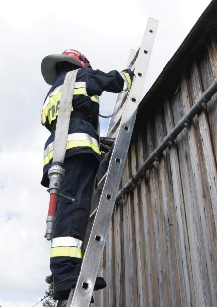 Fot. 10 i 11 Widok nieprawidłowo sprawionej drabiny wysuwanej Podczas sprawiania dowolnego typu drabiny należy przestrzegać zasady, aby co najmniej trzy szczeble wystawały powyżej krawędzi dachu