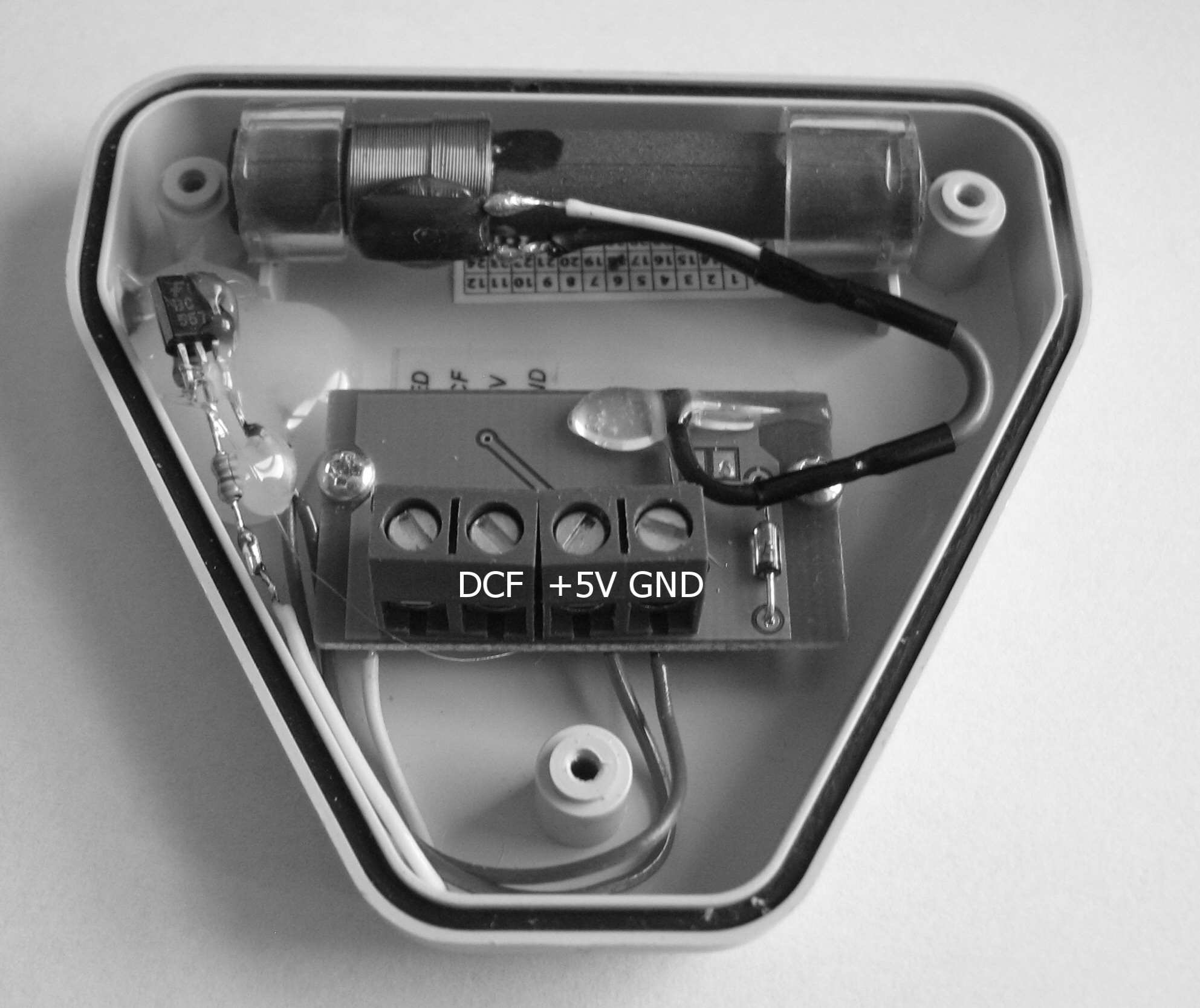 7. Załączniki. 7.1 Woźna z anteną DCF. Zastosowanie odbiornika DCF w wersji Elektronicznej Woźnej z anteną, umoŝliwia synchronizację czasu ze wzorcem czasu - zegarem DCF z Frankfurtu.