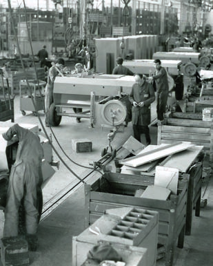 Jakość CLAAS. Zrobiono w Metz. W 1959 roku położono kamień węgielny pod dzisiejsze zakłady produkcji pras Usines CLAAS France w Woippy i tan stopniowo koncentrowano produkcję pras.