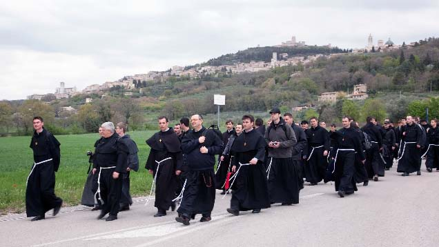 WYDARZENIA Młode oblicze konwentualne w Europie Około trzystu młodych franciszkanów (nowicjuszy i post-nowicjuszy pochodzących z 14 krajów Europy spotkało się razem w Asyżu i na Alwernii) w dniach od