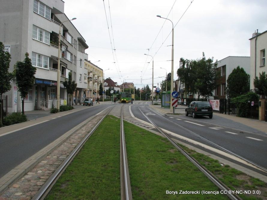 lub alternatywnie w formie antyzatoki, np.: Poznań, ul. Winogrady. Odzyskaną przestrzeń można wykorzystać na zieleń, chodniki lub zatoki postojowe w miejsce proponowanej do likwidacji (pkt 3.