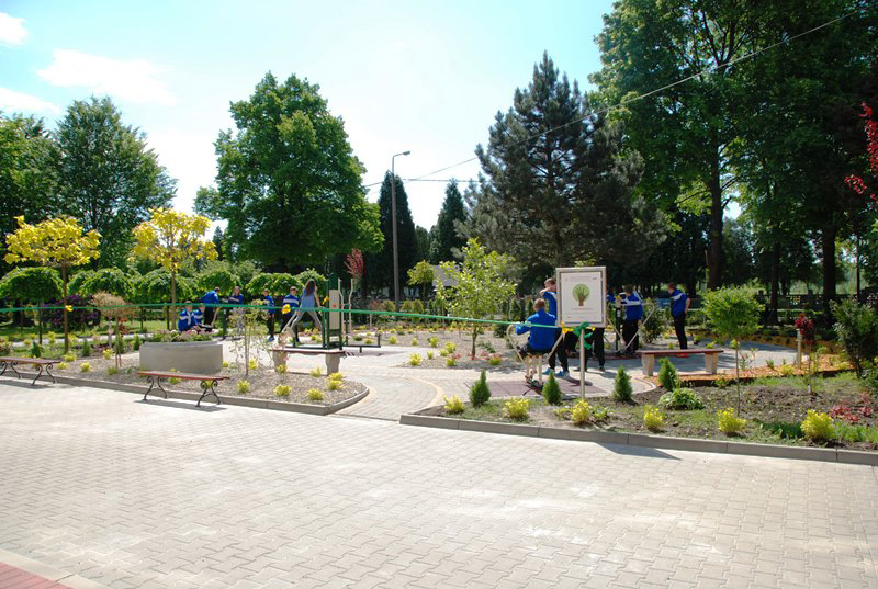 Urządzenia do siłowni zewnętrznych, które stoją w parkach, na bulwarach czy w pobliżu ośrodków wypoczynkowych, to forma aktywności dostępna dla wszystkich również dla tych osób, którym niskie dochody