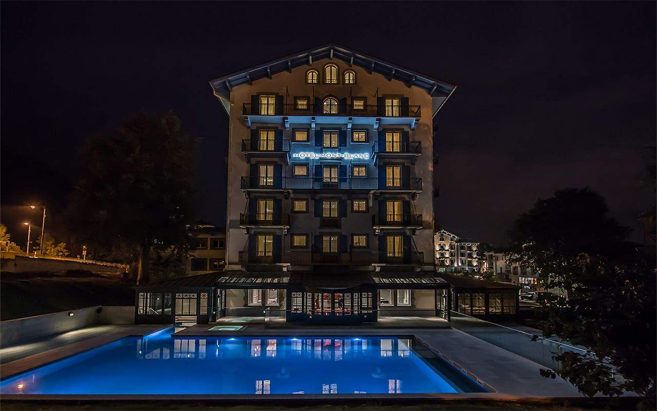Hôtel Mont Blanc Chamonix http://www.hotelmontblancchamonix.com Hotel Mont Blanc usytuowany jest w ogrodzie w samym sercu Chamonix i oferuje zakwaterowanie w luksusowych, stylowych pokojach.