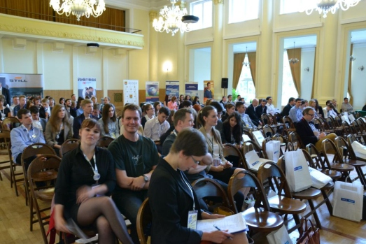 Warszawskie Dni Logistyki to konferencja naukowa kierowana do studentów logistyki oraz nauk pokrewnych, umożliwiająca spotkanie z przedstawicielami przedsiębiorstw działających w branży TSL i jej