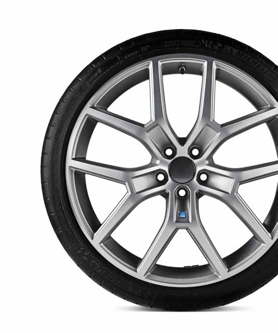 Funkcjonalność Nadwozie 20 obręcze ze stopów lekkich POLESTAR z oponami 245/35 R20 Zaciski 6-tłoczkowe Polestar/Brembo Tarcze wentylowane 371x32 mm Zawieszenie regulowane opracowane przez firmę