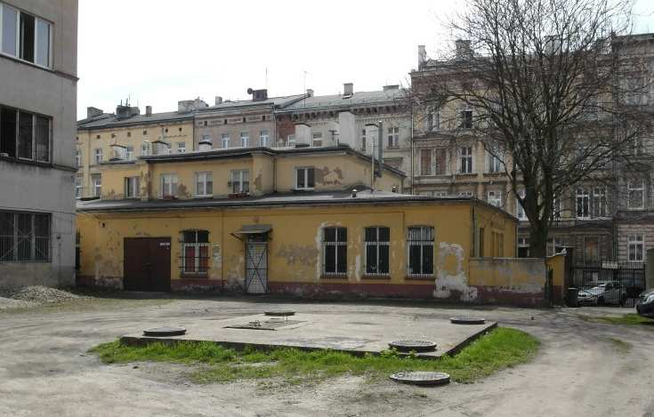 WSTĘPNA REZERWACJA WORCELLA 18 REGULACJE FORMALNE OPIS OBIEKTU Lokal użytkowy. Ilość pomieszczeń: 6. Ogrzewanie centralne połączone ze szkołą. Jest instalacja wodociągowa i kanalizacyjna.