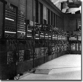 Komputer elektronowy ENIAC (Electronic Numerical Integrator and Computer) pierwszy w pełni elektroniczny komputer, skonstruowany w USA w 1943-1945, działał do 1955 r.