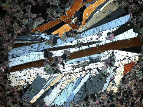 Mikroskopowe metody badań charakteryzujące przestrzeń porową dolomitów z cechsztyńskich.