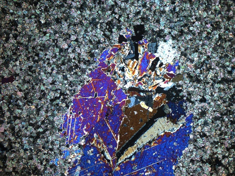 Mikroskopowe metody badań charakteryzujące przestrzeń porową dolomitów z cechsztyńskich... 49 Porowatość całkowita skały jest rzędu 6,56% obj., z czego na pory otwarte przypada 5,55% obj.