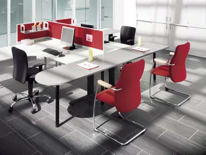 6 7 Profesjonalne, podwójne miejsce pracy z biurkami na nogach w kształcie litery C, zapewniających swobodę ruchu.