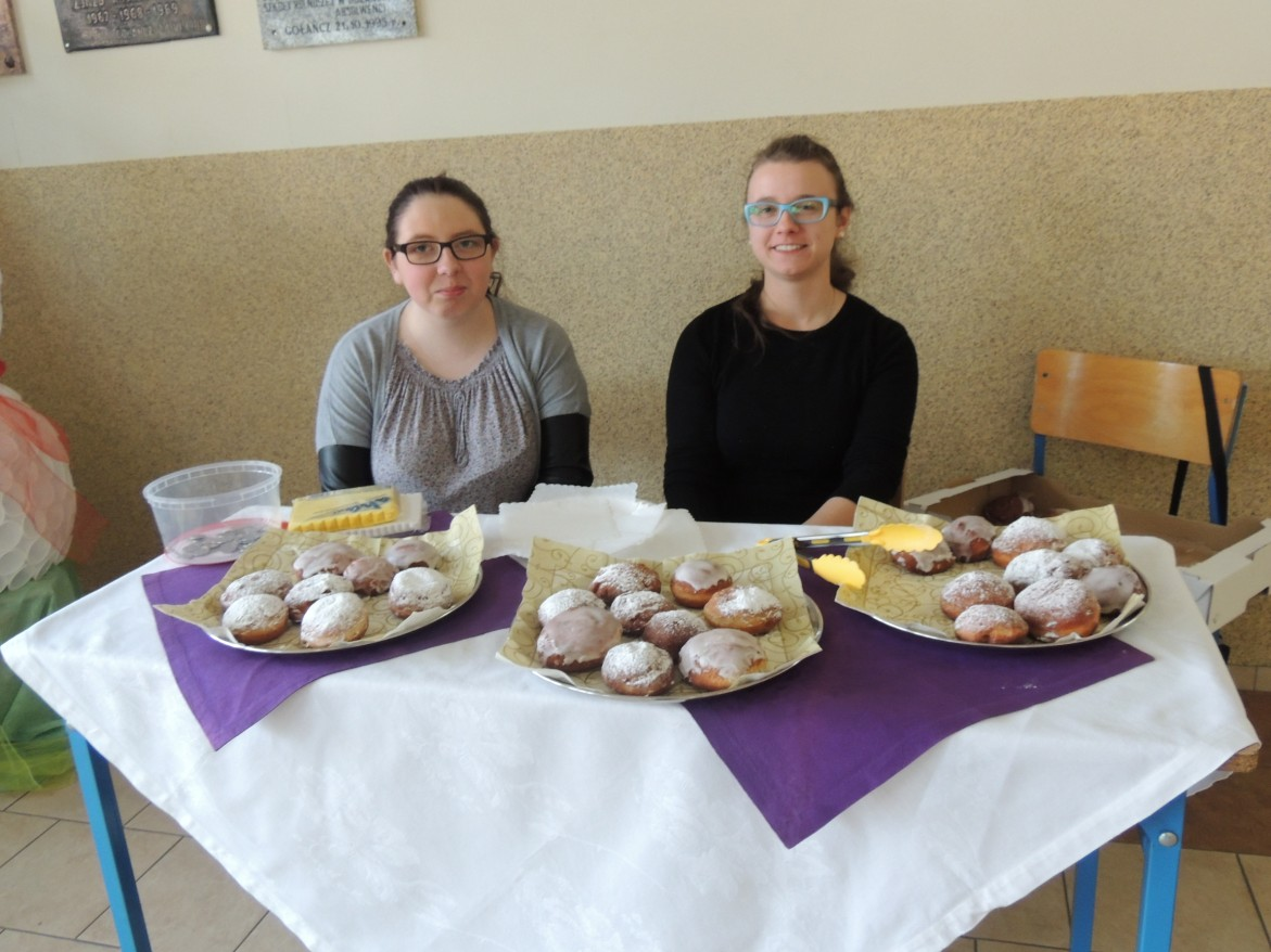 DZIEŃ PĄCZKA W ramach promocji nauki w technikum żywienia i usług gastronomicznych, uczniowie wraz z nauczycielką Igą Zmudzińską udali się do pobliskiego gimnazjum.