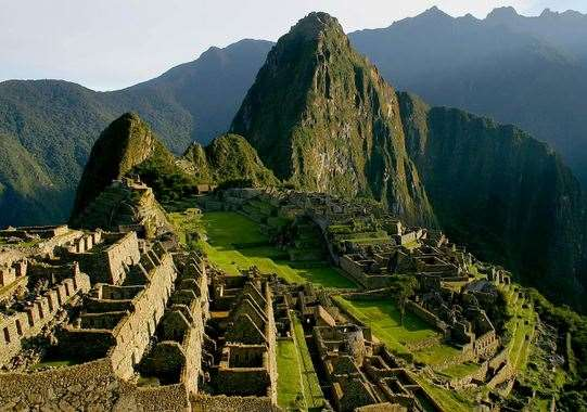 Peru i Boliwia Machu Picchu i Pustynia Solna 20dni / 19nocy Główne atrakcje: Poznanym bogatą historię i kulturę Inków Zwiedzimy kościoły, świątynie i punkty archeologiczne Będziemy obserwować życie