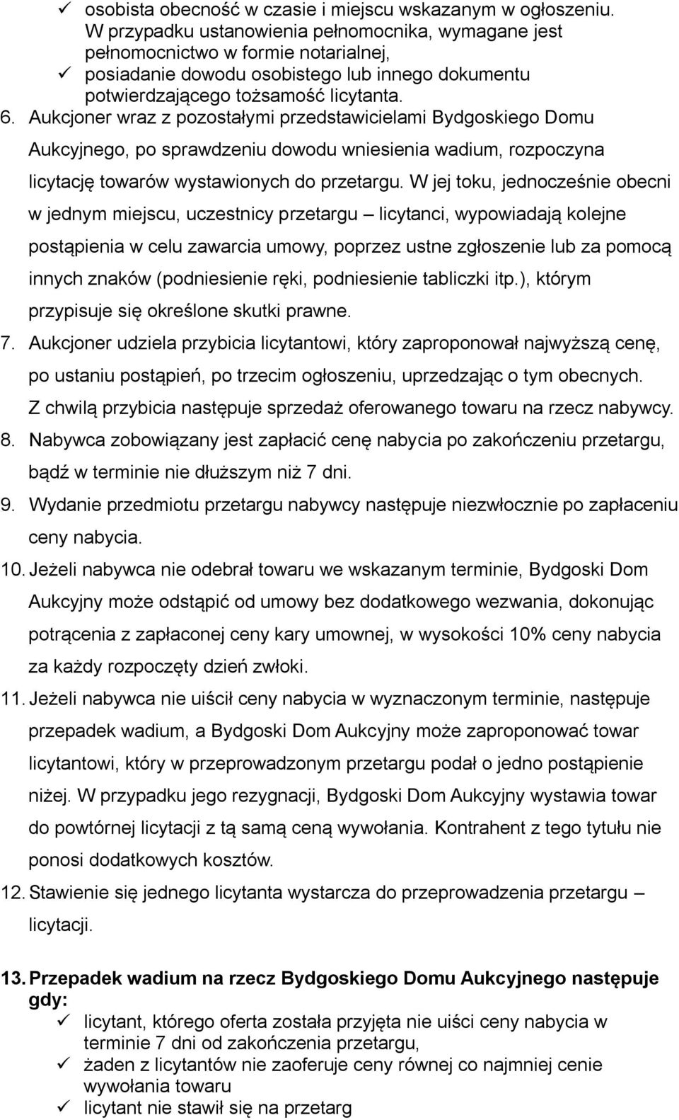 Aukcjoner wraz z pozostałymi przedstawicielami Bydgoskiego Domu Aukcyjnego, po sprawdzeniu dowodu wniesienia wadium, rozpoczyna licytację towarów wystawionych do przetargu.