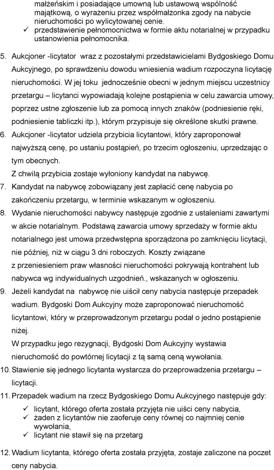 Aukcjoner -licytator wraz z pozostałymi przedstawicielami Bydgoskiego Domu Aukcyjnego, po sprawdzeniu dowodu wniesienia wadium rozpoczyna licytację nieruchomości.