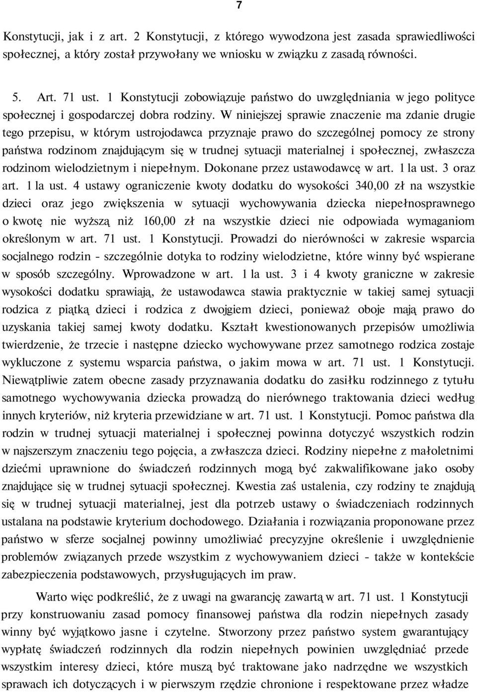 W niniejszej sprawie znaczenie ma zdanie drugie tego przepisu, w którym ustrojodawca przyznaje prawo do szczególnej pomocy ze strony państwa rodzinom znajdującym się w trudnej sytuacji materialnej i