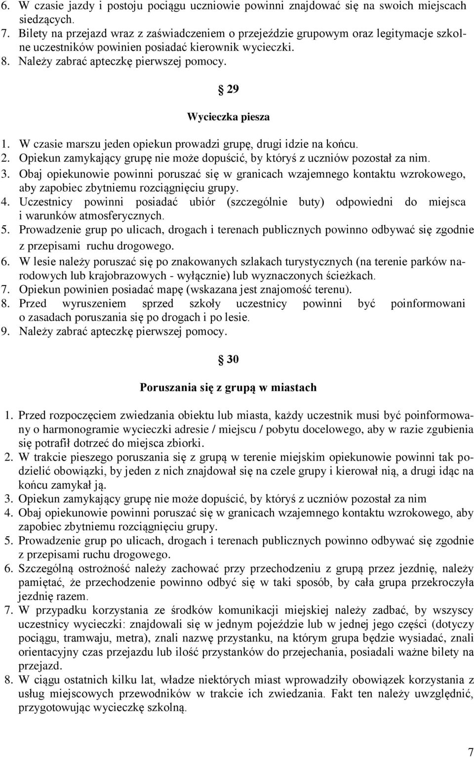 29 Wycieczka piesza 1. W czasie marszu jeden opiekun prowadzi grupę, drugi idzie na końcu. 2. Opiekun zamykający grupę nie może dopuścić, by któryś z uczniów pozostał za nim. 3.