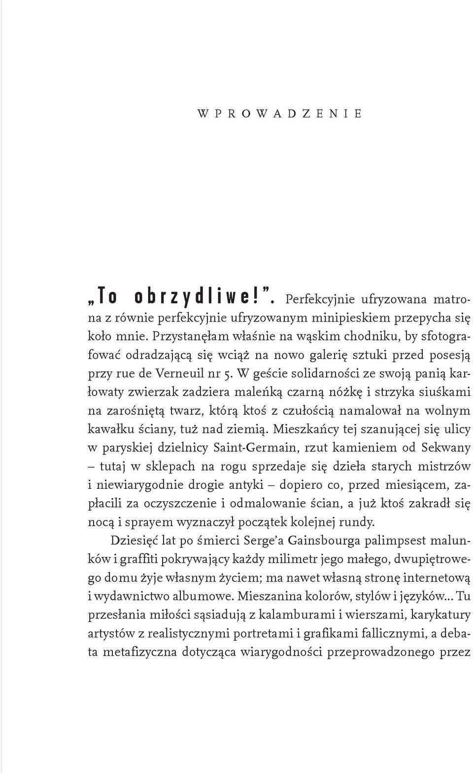 W geście solidarności ze swoją panią karłowaty zwierzak zadziera maleńką czarną nóżkę i strzyka siuśkami na zarośniętą twarz, którą ktoś z czułością namalował na wolnym kawałku ściany, tuż nad ziemią.