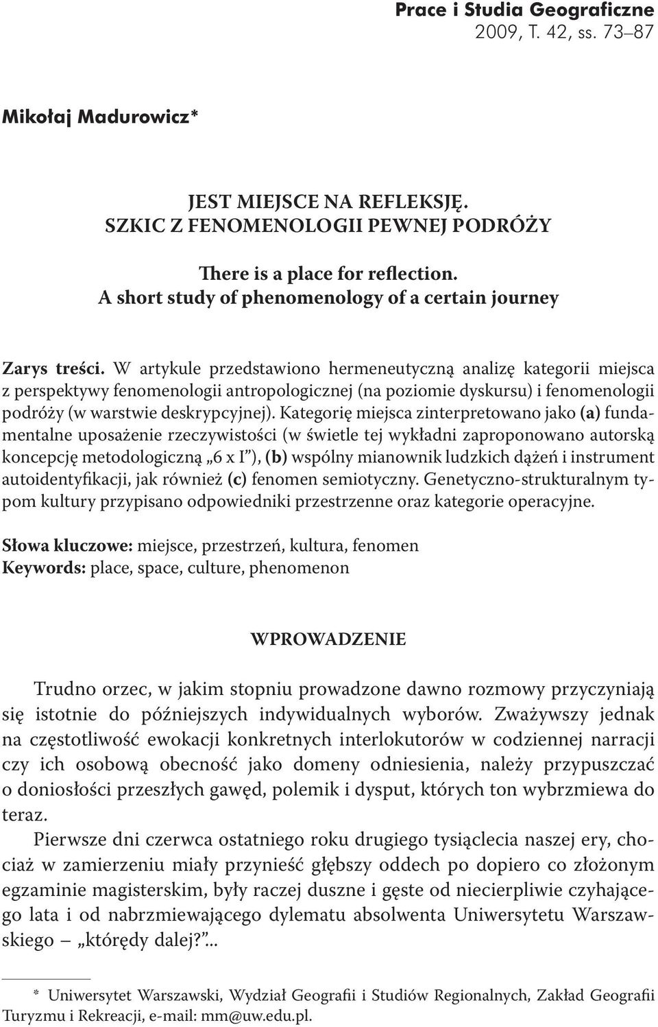 W artykule przedstawiono hermeneutyczną analizę kategorii miejsca z perspektywy fenomenologii antropologicznej (na poziomie dyskursu) i fenomenologii podróży (w warstwie deskrypcyjnej).