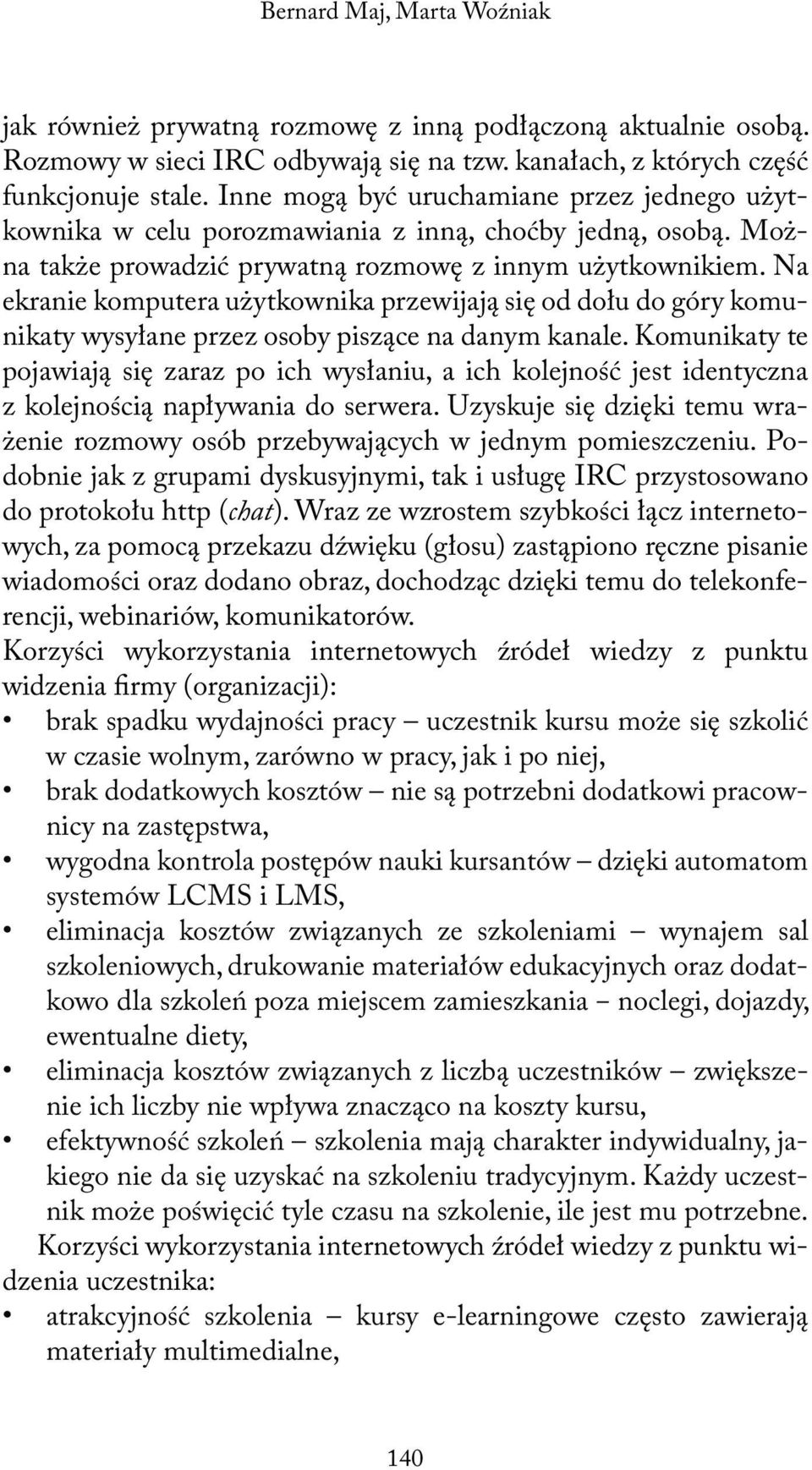 Na ekranie komputera użytkownika przewijają się od dołu do góry komunikaty wysyłane przez osoby piszące na danym kanale.