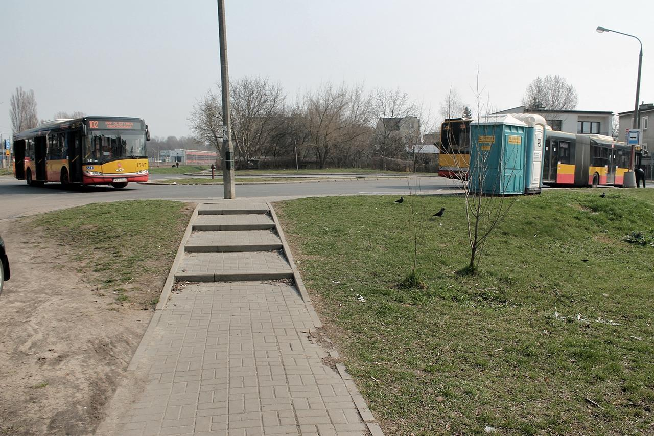 6. Stopnie przy pętli autobusowej brak podjazdu 4 stopnie na zachodnim dojściu na peron