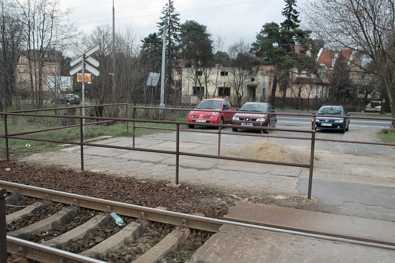 3. Parking dla samochodów Kiss & Ride - wyznaczenie miejsc Parkujące samochody w miejscu starego przejazdu pomimo parkingu